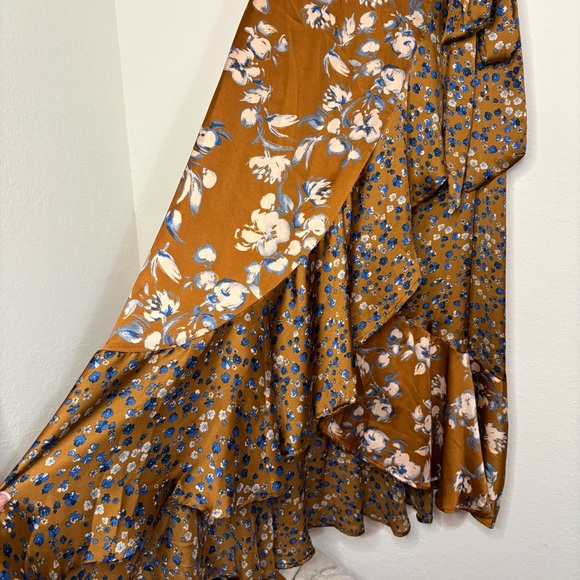 Dress Forum silky floral wrap dress size medium - Picture 3 of 11